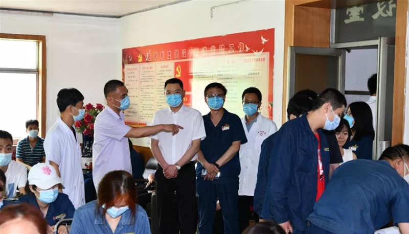 朱元洲到陜健醫(yī)韓城醫(yī)療中心龍鋼醫(yī)院看望疫苗接種醫(yī)護(hù)人員